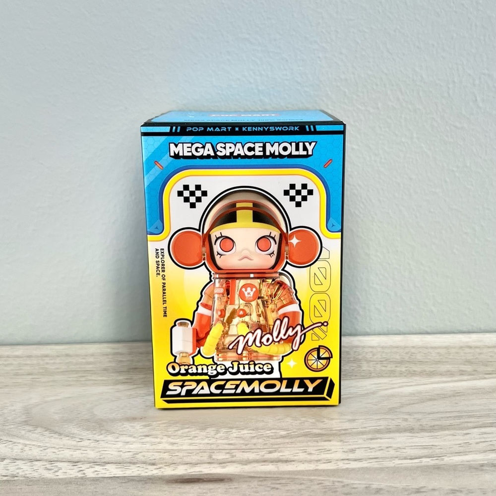 Pop Mart Mega Space Molly 100% Series 4 - Smitten Love - Picture 2 of 7